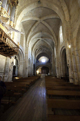 Nave central desde el presbiterio de la iglesia de Fitero